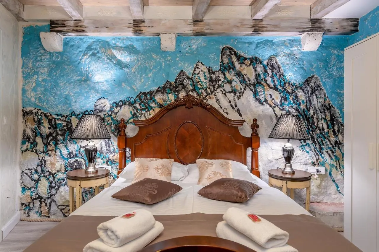 Historic Plaza Varos Split (Adults Only) 4*,